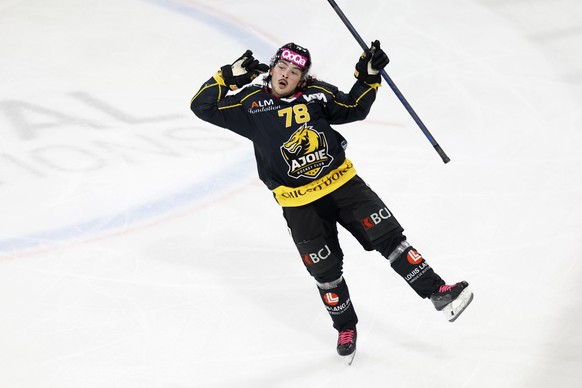 Ajoies Kyen Sopa jubelt nach seinem Tor zum 4-2 im Eishockey Meisterschaftsspiel der National League zwischen dem HC Ajoie und dem EHC Biel, am Samstag, 17. Februar 2024, in der Raiffeisen Arena in Po ...