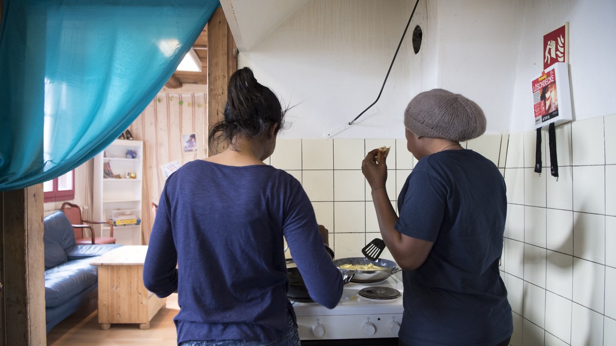 Zwei minderjaehrige Asylsuchende kochen am Tag der offenen Tuer einer Wohngemeinschaft der Gesellschaft Zentrum Baeregg fuer unbegleitete Minderjaehrige Asylsuchende im Kanton Bern, am Freitag, 28. Ap ...