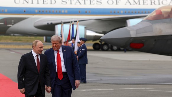 epaselect epa12303627 US President Donald Trump (R) welcomes Russian President Vladimir Putin during their meet to negotiate at Joint Base Elmendorf-Richardson in Anchorage, Alaska, USA, 15 August 202 ...