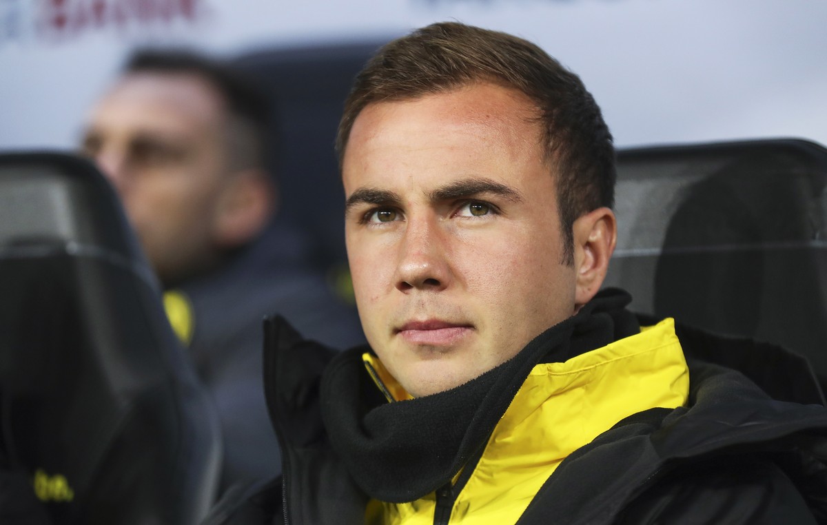 epa07960696 Dortmund's Mario Goetze sits on the bench prior to the German DFB Cup second round soccer match between Borussia Dortmund and Borussia Moenchengladbach in Dortmund, Germany, 30 Octobe ...