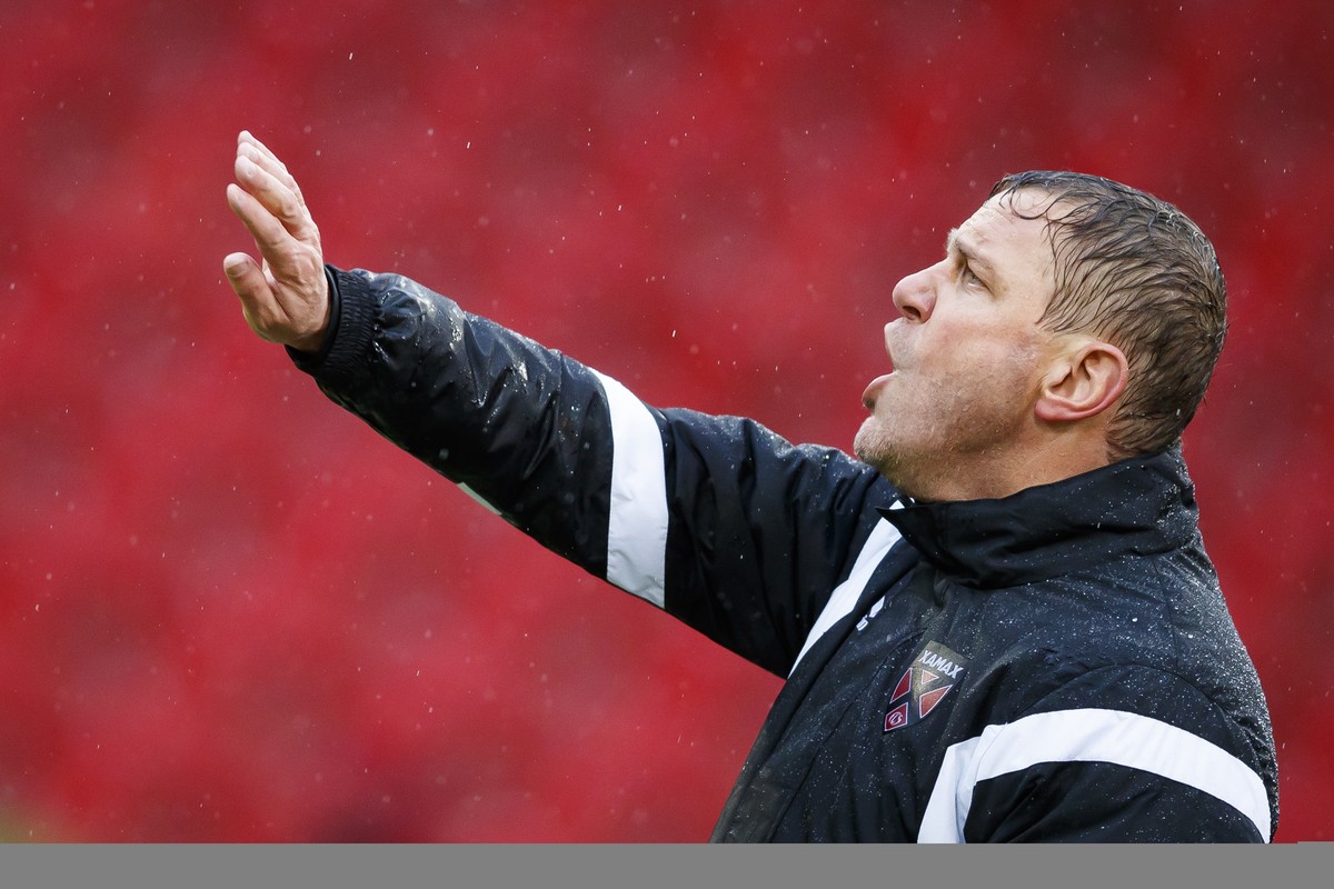 L'entraineur neuchatelois Stephane Henchoz reagit lors de la rencontre de football de Super League entre Neuchatel Xamax FCS et FC Luzern ce dimanche 10 fevrier 2019 au stade de la Maladiere a Ne ...