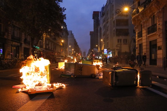 epa10577410 Protesters set fire to barricades during a protest following the televised speech of the French President Emmanuel Macron, outside the Paris town hall, in Paris, France, 17 April 2023. Fre ...