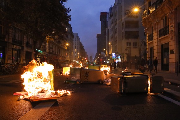 epa10577410 Protesters set fire to barricades during a protest following French President Emmanuel Macron's televised speech outside Paris City Hall, in Paris, France, April 17, 2023. Fre...