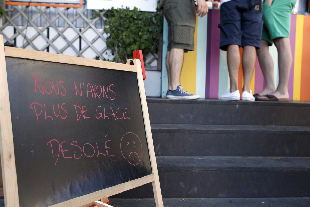 Symptomatische Situation in einem Badi-Kiosk eines Genfer Freibades: Es hat keine Glacé mehr.&nbsp;