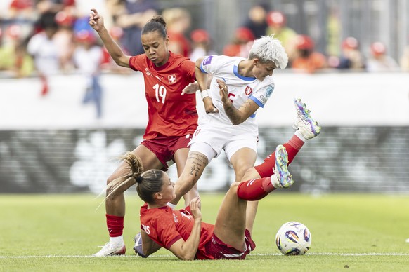 Switzerland&#039;s Viola Calligaris, bottom, and Iman Beney, left, fight for the ball with Czech Republic&#039;s Aneta Polaskova, right, during a women&#039;s international friendly soccer match betwe ...