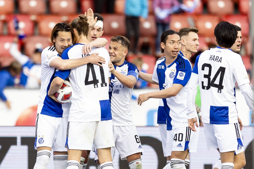 GCs Noah Loosli, 2. links, jubelt mit GCs Hayao Kawabe, 3. rechts, und Teamkollegen nach seinem Tor zum 2:0 im Fussball Meisterschaftsspiel der Super League zwischen dem Grasshopper Club Zuerich und d ...