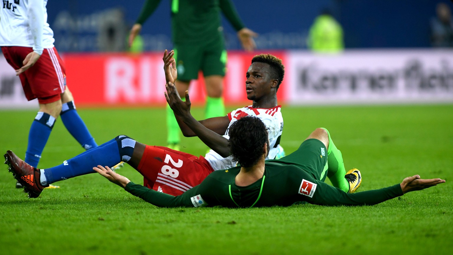 epa06236470 Bremen&#039;s Ishak Belfodil (L) in action against Hamburg&#039;s Gideon Jung (R) during the German Bundesliga soccer match between Hamburger SV and SV Werder Bremen in Hamburg, Germany, 3 ...