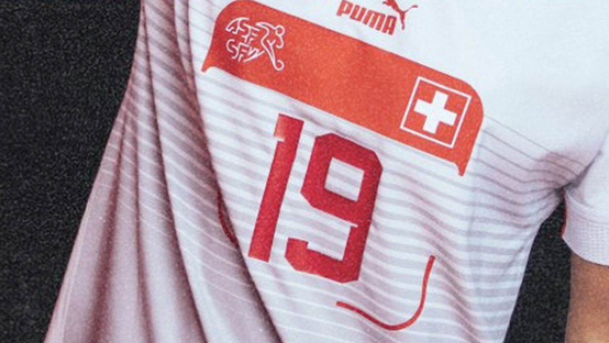 L'équipe de Suisse participera à la Coupe du monde 2022 au Qatar avec deux maillots (domicile et extérieur), dont celui-ci.