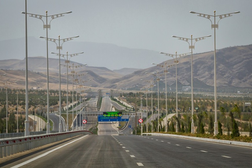 Turkmenistan die besten Bilder aus dem Land, in dem seit 2016 kein Schweizer lebt. Einziger Schweizer watson.ch
ASHGABAT, TURKMENISTAN - CIRCA SEPTEMBER 2013: New empty highway on the outskirts of Ash ...