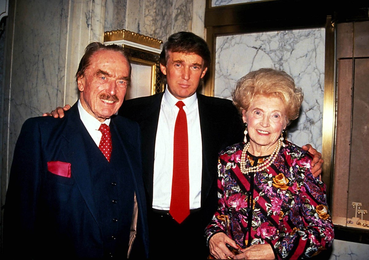 16481.FRED TRUMP AND WIFE WITH SON DONALD TRUMP. / 1992 PUBLICATIONxINxGERxSUIxAUTxONLY - ZUMAbu2_