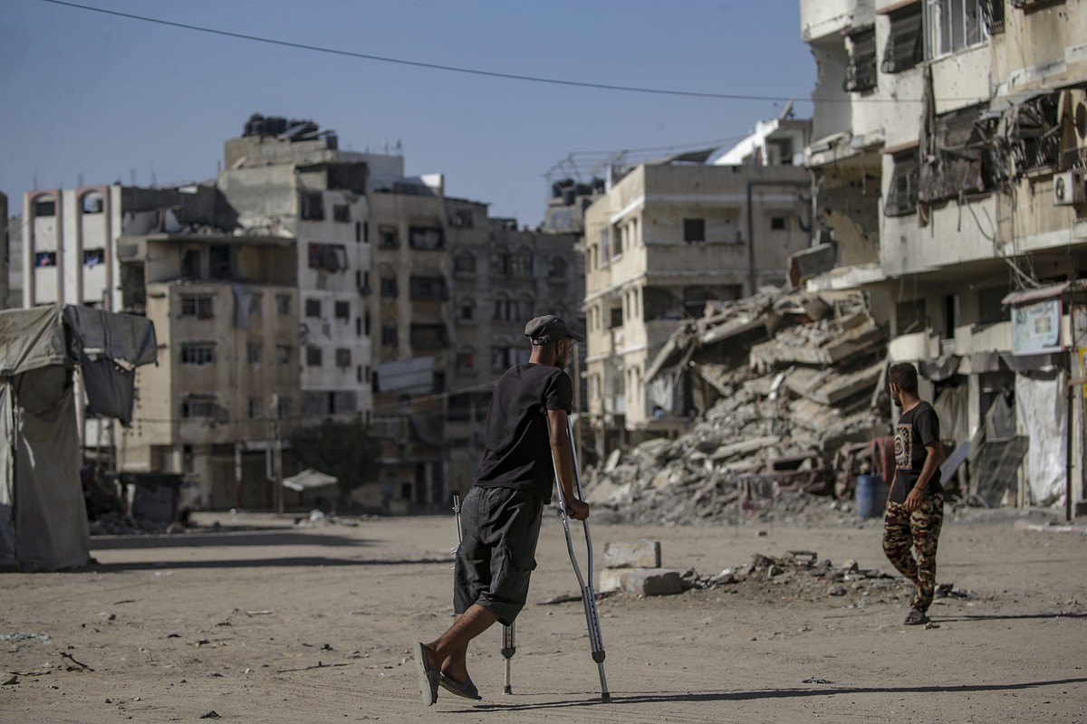 epa12428377 Palestinians flee during an Israeli military operation in Gaza City, Gaza Strip, 03 October 2025. More than 66,000 Palestinians have been killed in the Gaza Strip since October 2023, accor ...