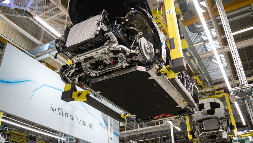 epa08175337 A view of the underfloor panel with the battery cell of a Mercedes-Benz electric car of the type EQC during a photo opportunity for the media at the Mercedes-Benz plant in Sebaldsbrueck, B ...