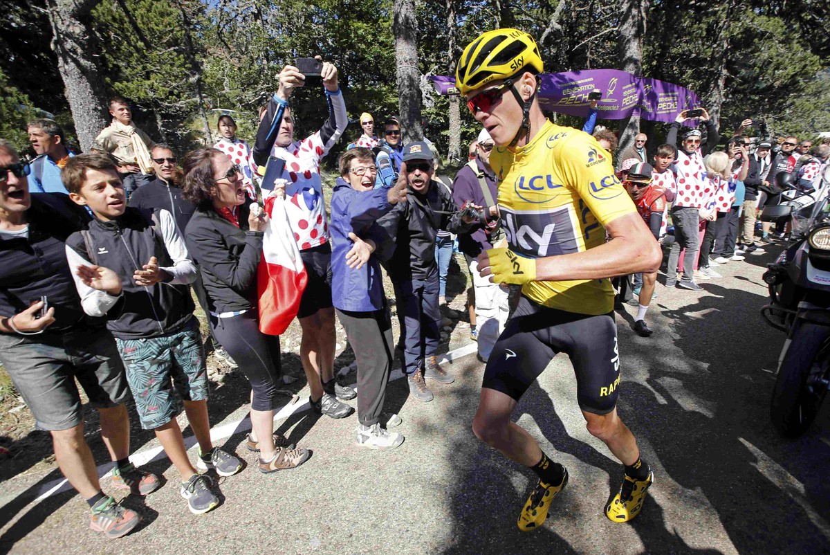 Cycling - The Tour de France cycling race - The 178-km (110.6 miles) Stage 12 from Montpellier to Chalet-Reynard - 14/07/2016 - Yellow jersey leader Team Sky rider Chris Froome of Britain runs on the  ...