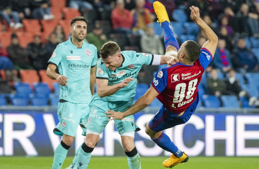 Basels Arthur Cabral, rechts, bei einem akrobatischen Schuss auf&#039;s Tor gegen Thuns Stefan Glarner, links, im Fussball Meisterschaftsspiel der Super League zwischen dem FC Basel 1893 und dem FC Th ...