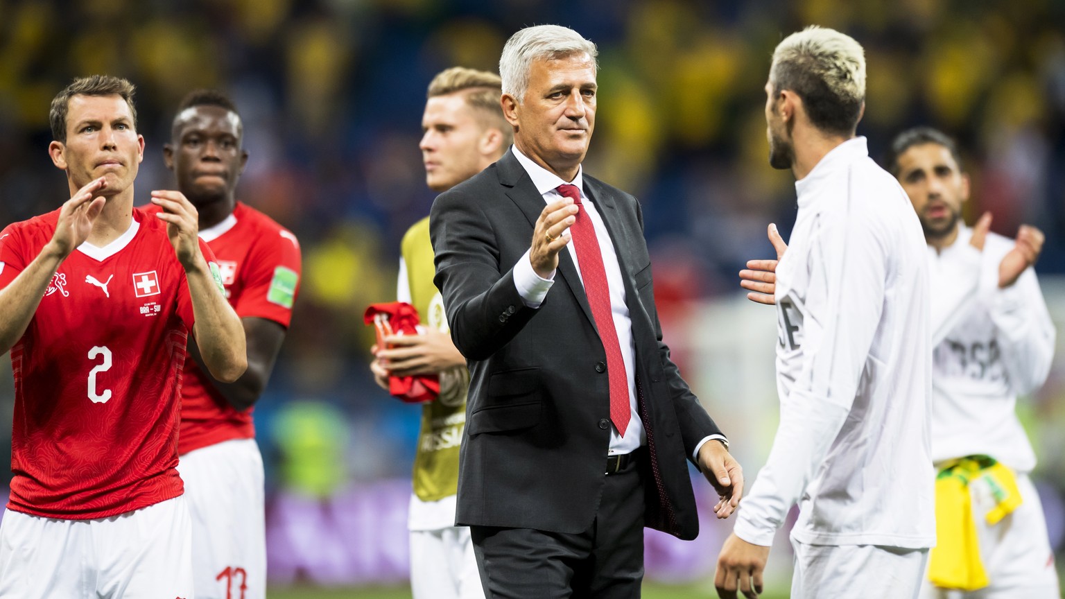 epa06817136 Switzerland&#039;s head coach Vladimir Petkovic (C) and players Stephan Lichtsteiner (L) and Valon Behrami (R) react after the FIFA World Cup 2018 group E preliminary round soccer match be ...