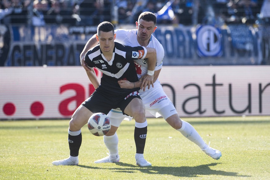 Lugano&#039;s player Zan Celar, left, fights for the ball with Luzern&#039;s player Denis Simanis right , during the Super League soccer match FC Lugano against FC Luzern at the Cornaredo stadium in L ...