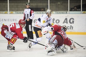 Der EHC Winterthur (in &nbsp;Rot, hier im Cup gegen den EV Zug) wird ab nächster Saison in der NLB spielen können.