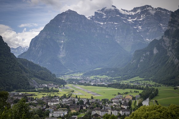 Blick auf den Flugplatz Mollis, Areal fuer das Eidgenoessische Schwing- und Aelplerfest ESAF 2025, aufgenommen anlaesslich des Spatenstichs, am Mittwoch, 26. Juni 2024, in Mollis. (KEYSTONE/Gian Ehren ...