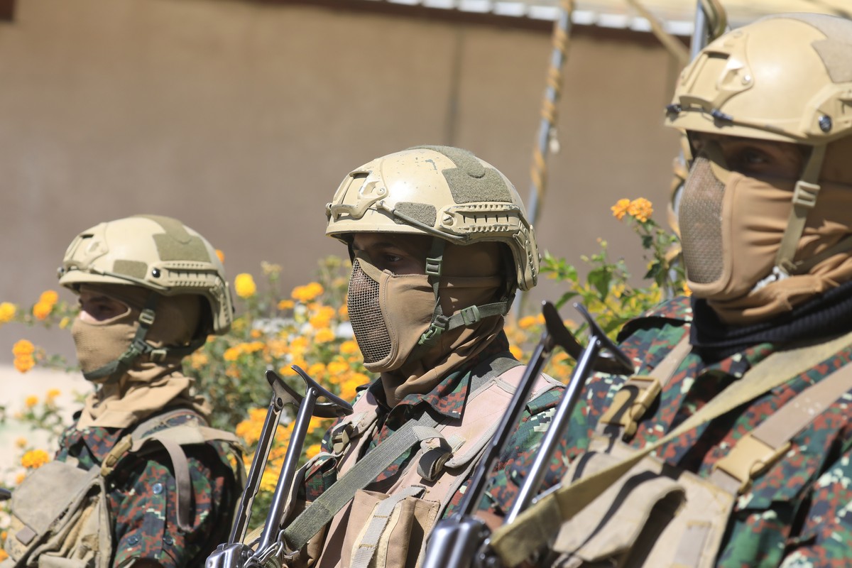 epa13311721 Houthi soldiers stand guard during a unilateral release of war prisoners in Sana'a, Yemen, 17 October 2026. Yemen's Houthis have released unilaterally 159 war prisoners loyal to  ...
