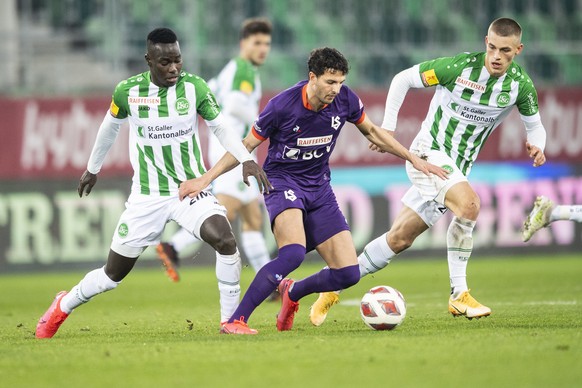 Lausannes Rafik Zekhnini, links, im Spiel gegen St. Gallens Miro Muheim, rechts, im Fussball Meisterschaftsspiel der Super League zwischen dem FC St. Gallen und dem FC Lausanne-Sport, am Sonntag, 22.  ...