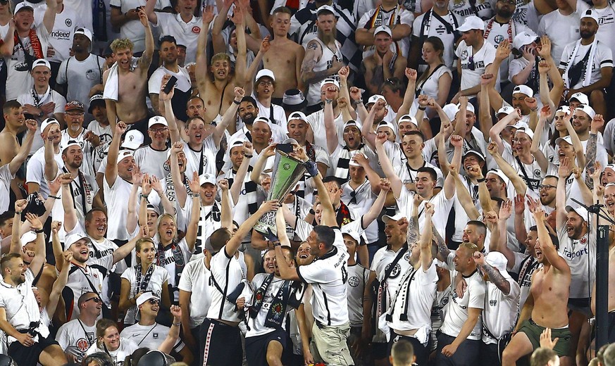 IMAGO / Shutterstock

Mandatory Credit: Photo by Kieran McManus/Shutterstock (12942068dx) Eintracht Frankfurt fans are given the UEFA Europa League Trophy to celebrate with Eintracht Frankfurt v Range ...