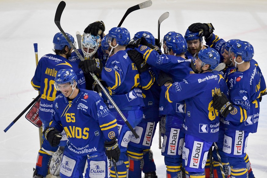 Die Davoser bedanken sich bei ihrem Goalie Gilles Senn nach ihrem Sieg fuer seine gehaltenen Schuesse in der Penalty Entscheidung, beim Eishockey Meisterschaftsspiel in der Qualifikation der National  ...