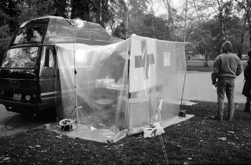 Ein provisorischer Fixerraum mit einem Rotkreuz-Wohnmobil der Zuercher Arbeitsgemeinschaft fuer Jugendprobleme, Zagjp, auf dem Platzspitz in Zuerich, aufgenommen am 4. November 1988. (KEYSTONE/Str)
