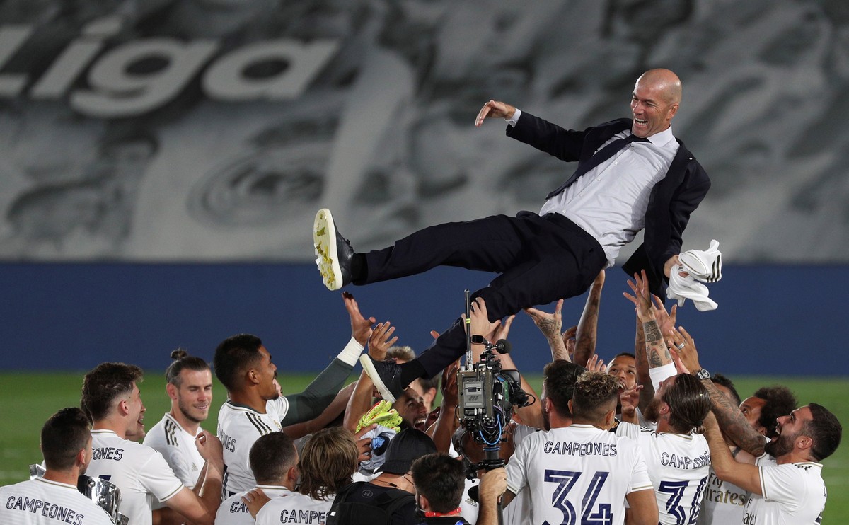 epaselect epa08550830 Real Madrid's players celebrate with French head coach Zinedine Zidane (C, up) after winning Villarreal CF in their Spanish LaLiga soccer match held at Alfredo Di Estefano S ...