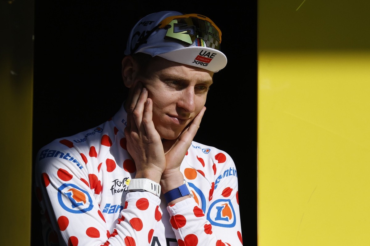 epa13128400 Slovenian cyclist Tadej Pogacar of UAE Team Emirates XRG celebrates on the podium wearing the best climber's polka dot jersey after Stage 18 of the Tour de France, a 185.2 km route fr ...