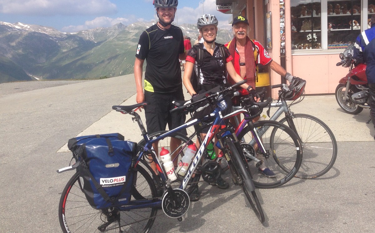 Mit Peter oben auf dem Nufenenpass, dem Dach der Tour dur d'Schwiiz.