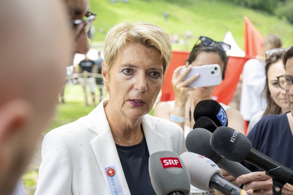 Bundesraetin Karin Keller-Sutter waehrend ihres statemente zum Thema US-Steuern auf der Ruetliwiese, anlaesslich der Bundesfeier auf dem Ruetli, welche im Zeichen von Einklang und Vielfalt steht, am F ...