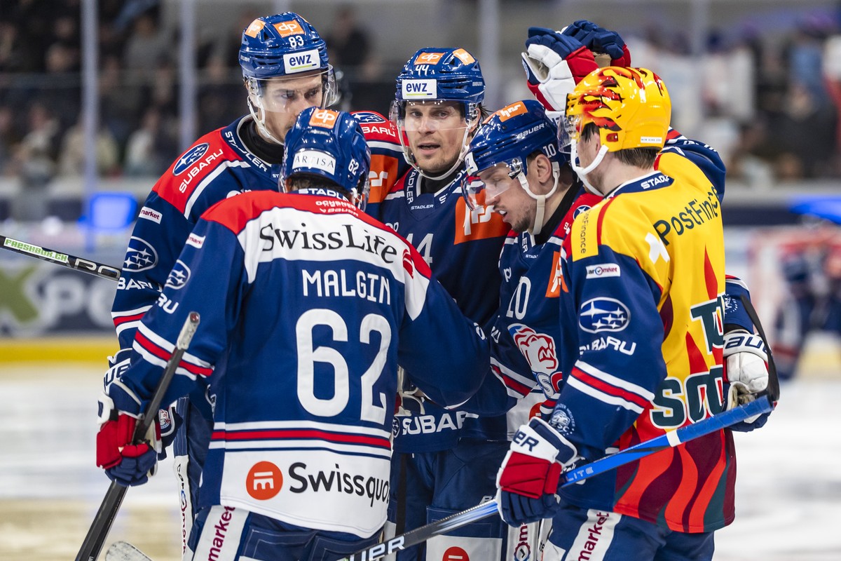 Juho Lammikko (ZSC), Denis Malgin (ZSC), Mikko Lehtonen (ZSC), Sven Andrighetto (ZSC) und PostFinance Top Scorer Jesper Froeden (ZSC), von links, bejubeln den Treffer zum 4:0 im Spiel der Eishockey Na ...