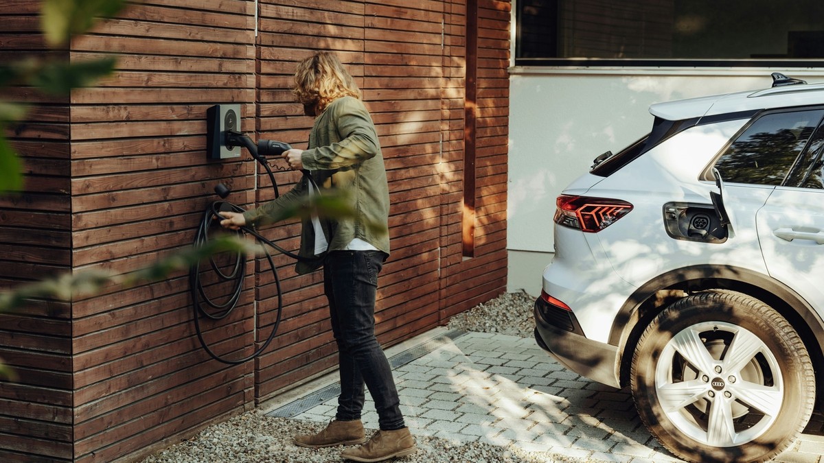 IMAGE DISTRIBUTED FOR BONUS.CH S.A. FOR EDITORIAL USE ONLY - Assicurazione auto e auto elettriche // Weiterer Text ueber ots und http://presseportal.ch/fr/pm/100008668/100919355?langid=4 (obs/bonus.ch ...