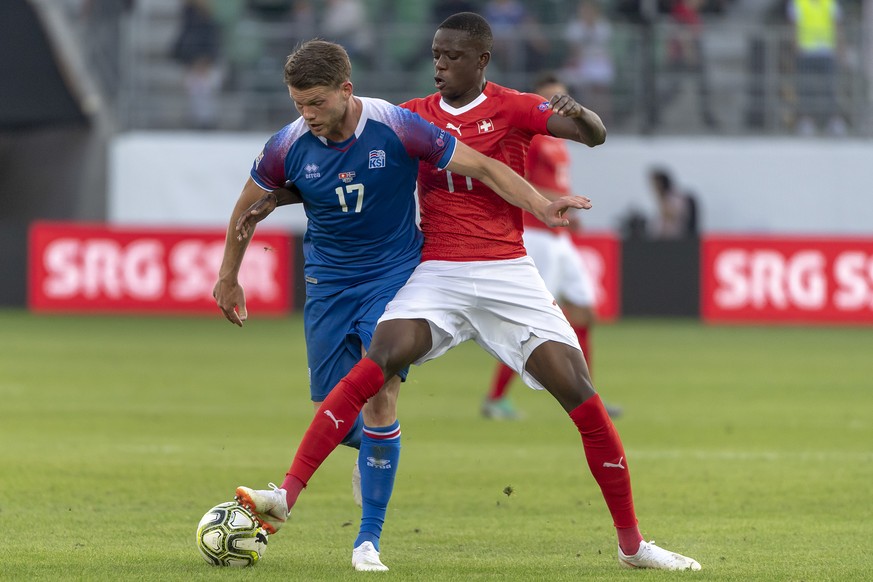 Iceland&#039;s Bjoern Sigurdarsson, left, fights for the ball against Switzerland&#039;s Denis Zakaria, right, during the UEFA Nations League group 2 match between Switzerland and Iceland in the Kybun ...