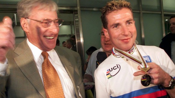 Der letzte und der neueste Radweltmeister, Ferdy Kuebler (links) und Oscar Camenzind werden bei der Ankunft von Camenzind, am Montag 12. Oktober 1998 in Zuerich gefeiert. (Keystone/Michele Limina) ELE ...