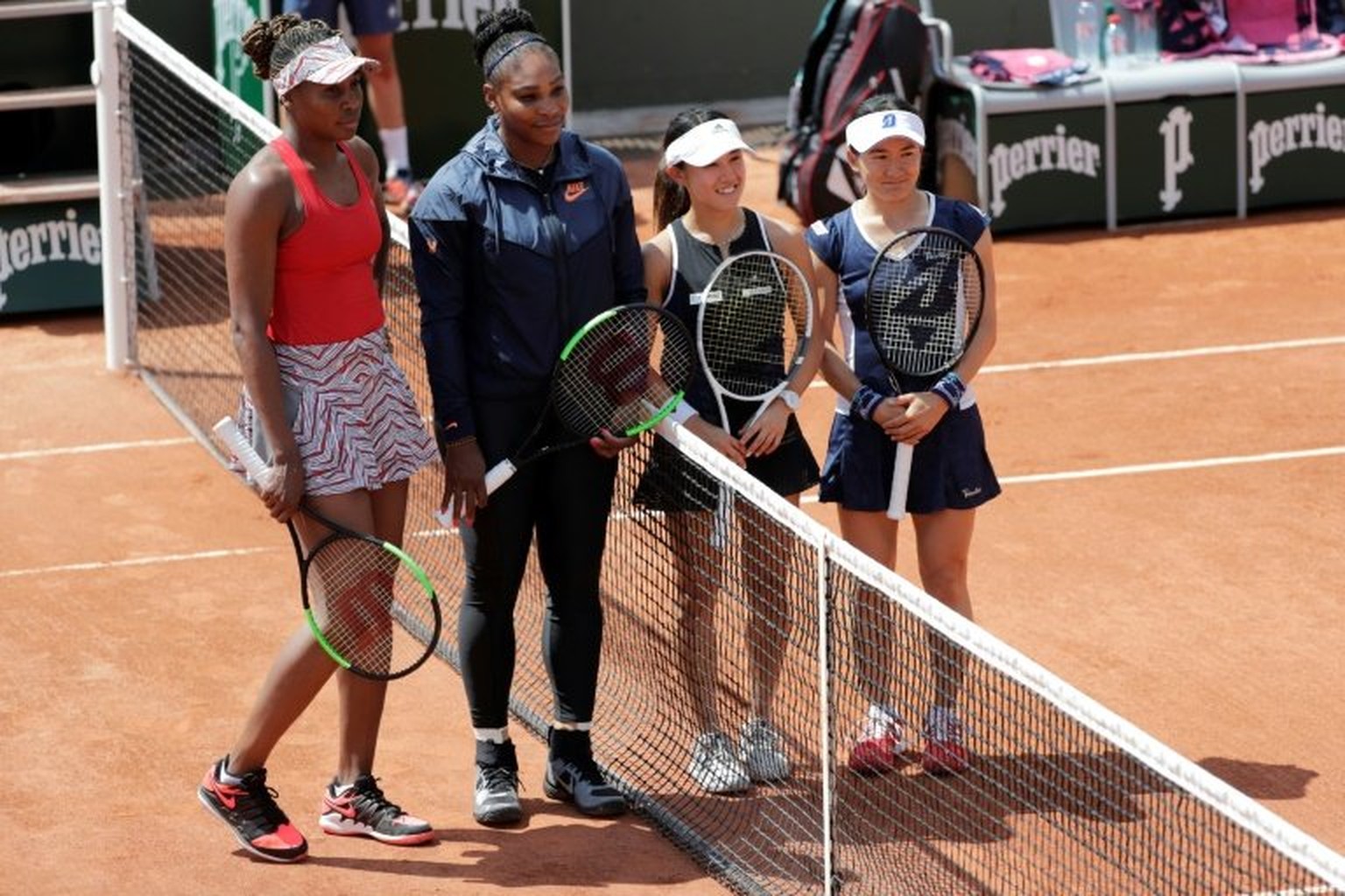 Venus (185cm) und Serena Williams (175cm) traten im Doppel gegen die Japanerinnen Miyu Kato (156cm) und Shuko Aoyama (154cm) an.