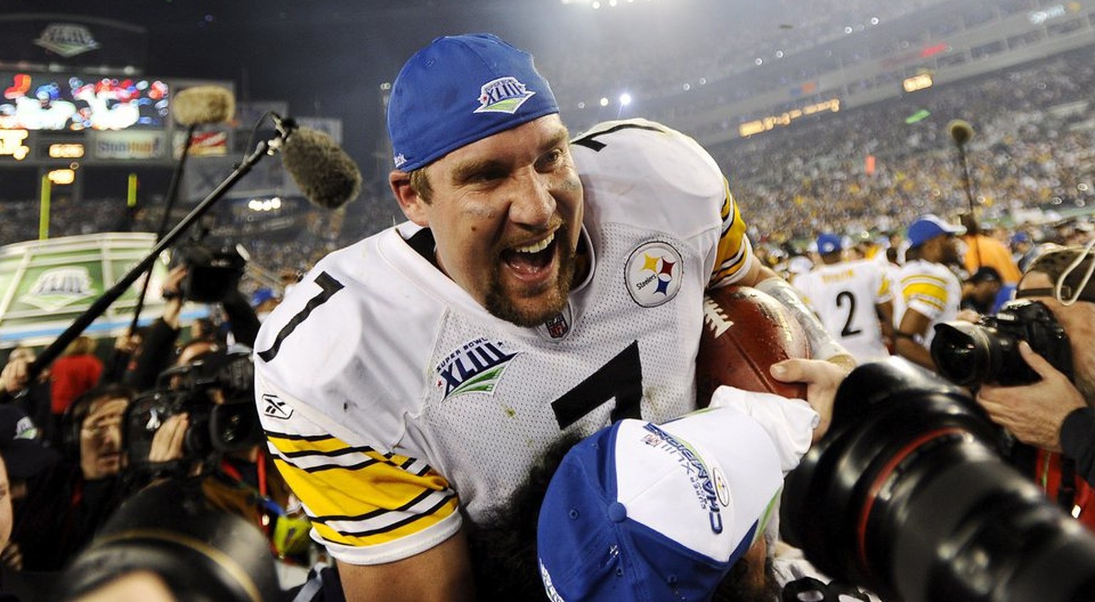 epa01622006 Pittsburgh Steelers quarterback Ben Roethlisberger celebrates after Super Bowl XLIII at Raymond James Stadium in Tampa, Florida, USA, 01 February 2009. The Steelers defeated the Cardinals  ...