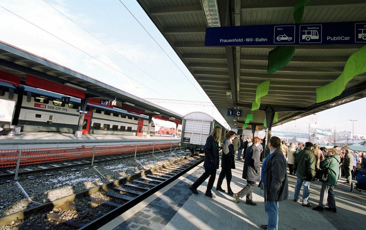 Blick auf das Jahrhundertbauwerk Bahnhof 2000 Frauenfeld, am Donnerstag, 30. Dezember 1999. Der neue Bahnhof wurde am 30. Dezember 1999 in Anwesenheit zahlreicher Behoerdenmitglieder offiziell eingewe ...