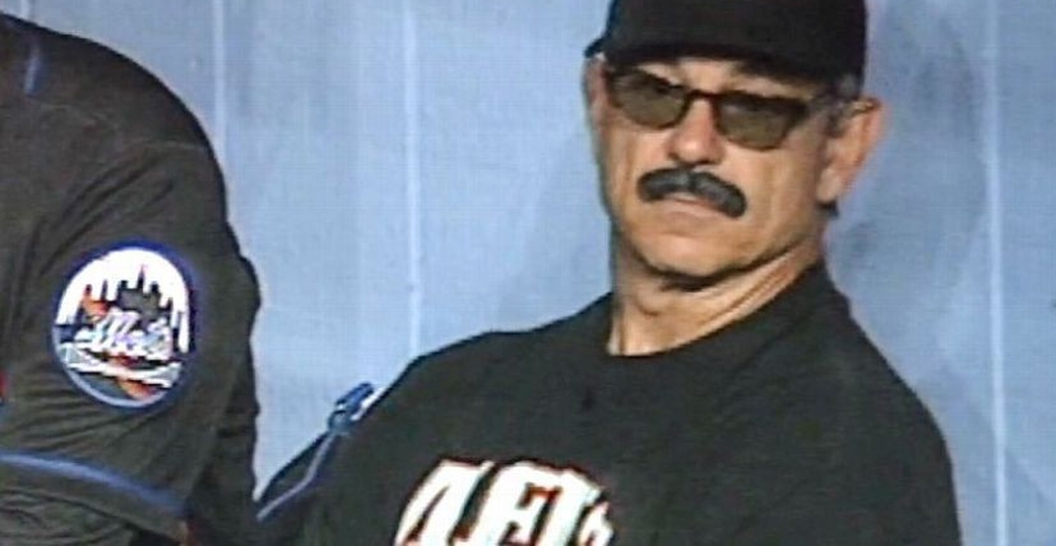 Baseball-Trainer kehrt nach Platzverweis mit falschem Schnau