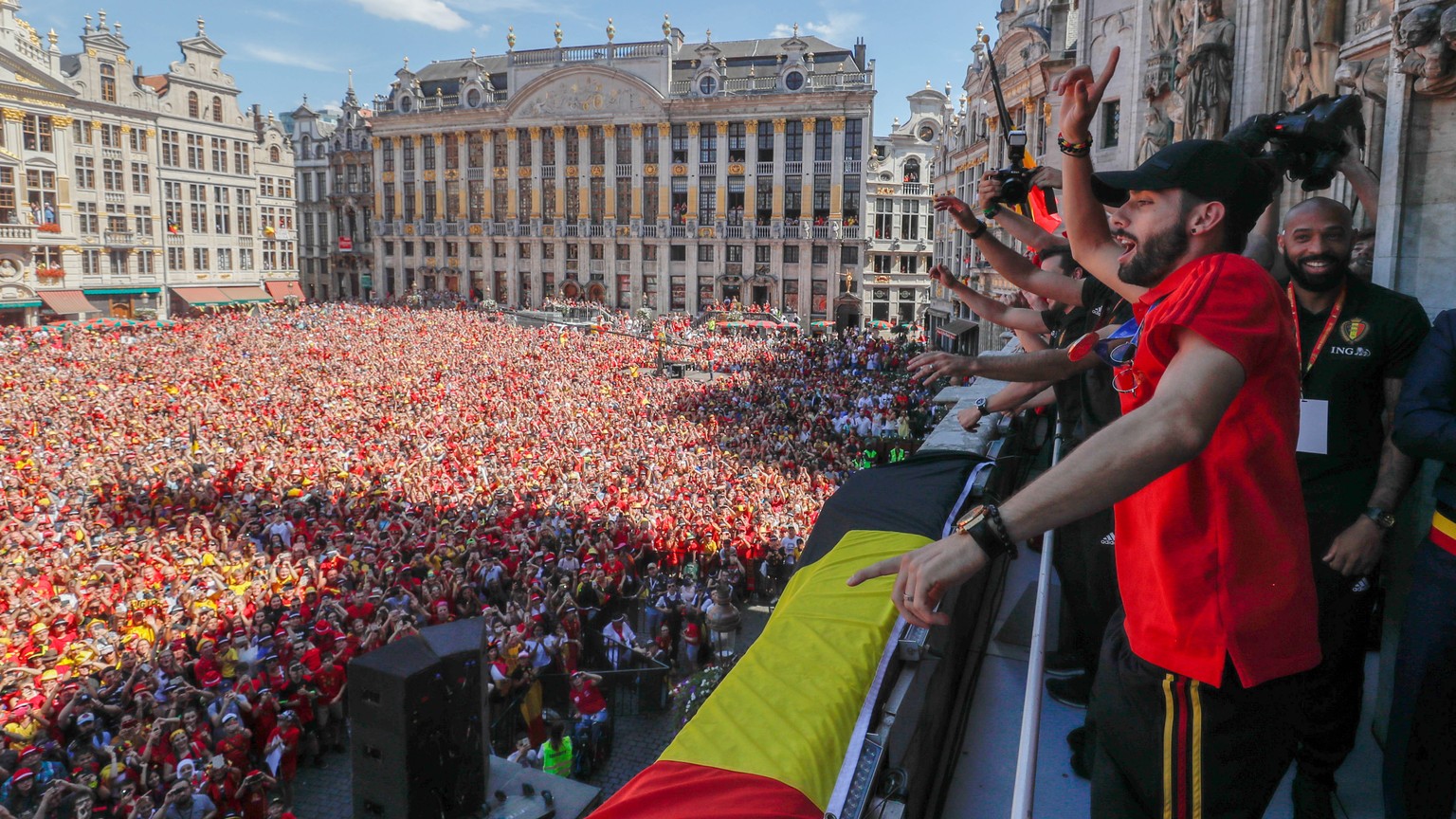 epa06890917 Belgian soccer team player Nacer Chadli reacts on the balcony of the city hall at the Brussels&#039; Grand Place in Brussels, Belgium, 15 July 2018. Belgium got the third place in the FIFA ...