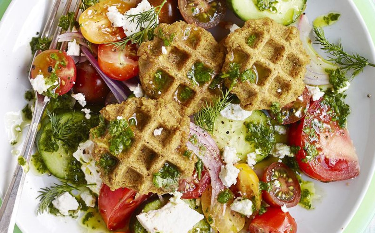 falafel waffles waffel essen food salat vegetarisch https://hips.hearstapps.com/ghk.h-cdn.co/assets/15/17/1600x800/landscape-1429894303-falafel-waffles-1.jpg?resize=980:*