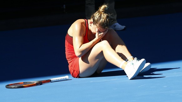 epa06442346 Simona Halep of Romania rests her injured foot during her first round match against Destanee Aiava of Australia at the Australian Open Grand Slam tennis tournament in Melbourne, Australia, ...