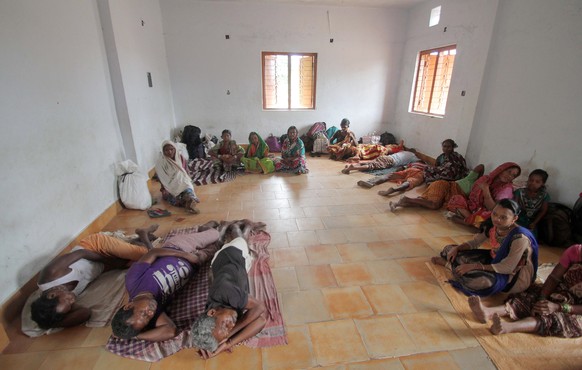 epa07542364 Locals and fishermen take shelter in a makeshift shelter in Puri district on the eve of cyclone Fani&#039;s landfall in Odisha coast, India, 02 May 2019. According to news reports, the Nat ...