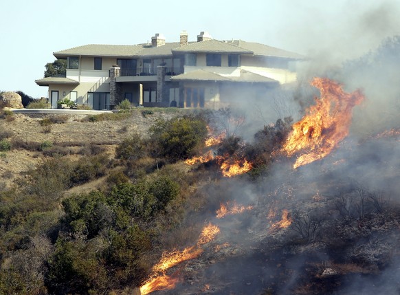 epaselect epa07154454 A luxury home is threatened by the Woolsey Fire in Agoura, California, USA, 09 November 2018. The Woolsey Fire has led to the evacuation order for 75,000 homes. Fires across Cali ...