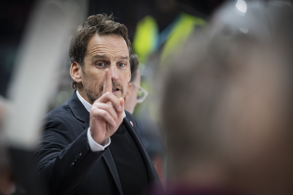 epa12590258 Switzerland's head coach Patrick Fischer looks on during the Euro Hockey Tour game between Switzerland and Czechia, in Zurich, Switzerland, 13 December 2025. EPA/ANDREAS BECKER