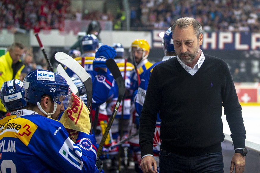 ZUM ABTIEG DES EHC KLOTEN IN DIE SWISS LEAGUE, NACH 56 JAHREN IN DER HOECHSTEN SPIELKLASSE, STELLEN WIR IHNEN FOLGENDES BILDMATERIAL ZUR VERFUEGUNG - EHC Kloten Trainer Andre Roetheli im fuenften Eish ...