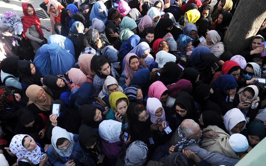 epa07106189 Afghans wait outisde a polling station to cast their vote during parliamentary elections in Kabul, Afghanistan, 20 October 2018. The Taliban on 19 October threatened to boycott the upcomin ...