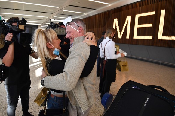 epa09775091 International passengers arrive at Melbourne Airport in Melbourne, Australia, 21 February 2022. Australia&#039;s international borders have reopened without restrictions for fully vaccinat ...