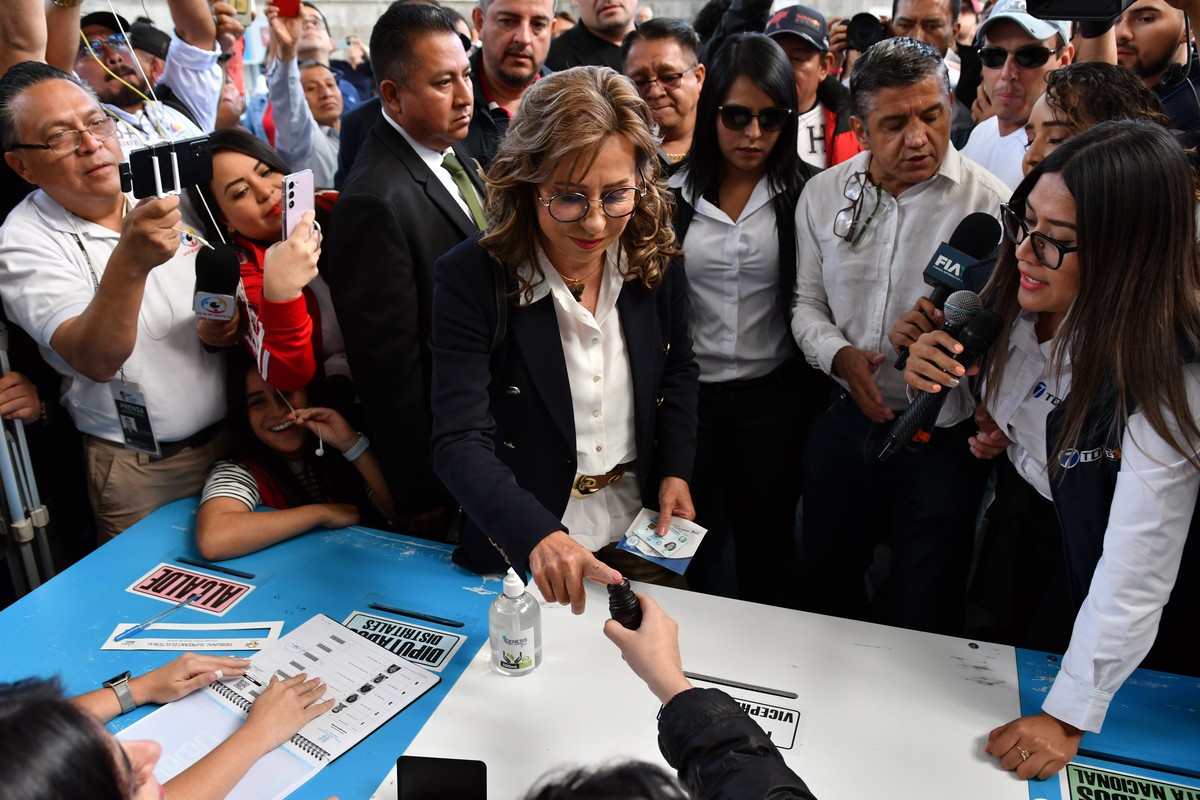epa10810464 The former first lady and candidate for the Presidency of Guatemala Sandra Torres (C), of the National Unity of Hope (UNE), votes during the second round of the presidential elections, in  ...
