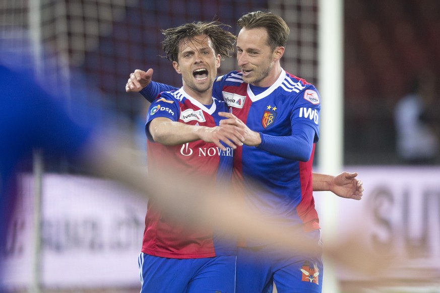 Jubel bei Basels Valentin Stocker, links, und Luca Zuffi, rechts, zum 2:0, im Fussball Halbfinale des Helvetia Schweizer Cups zwischen dem FC Zuerich und dem FC Basel im Letzigrund, am Donnerstag, 25. ...